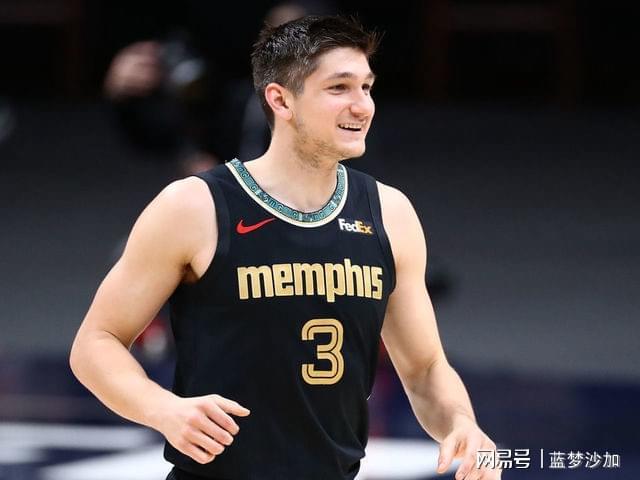 mk体育官网入口-里程碑夜！孟菲斯灰熊调整名单，欧联赛后刷纪录，引发热议，更衣室氛围转暖