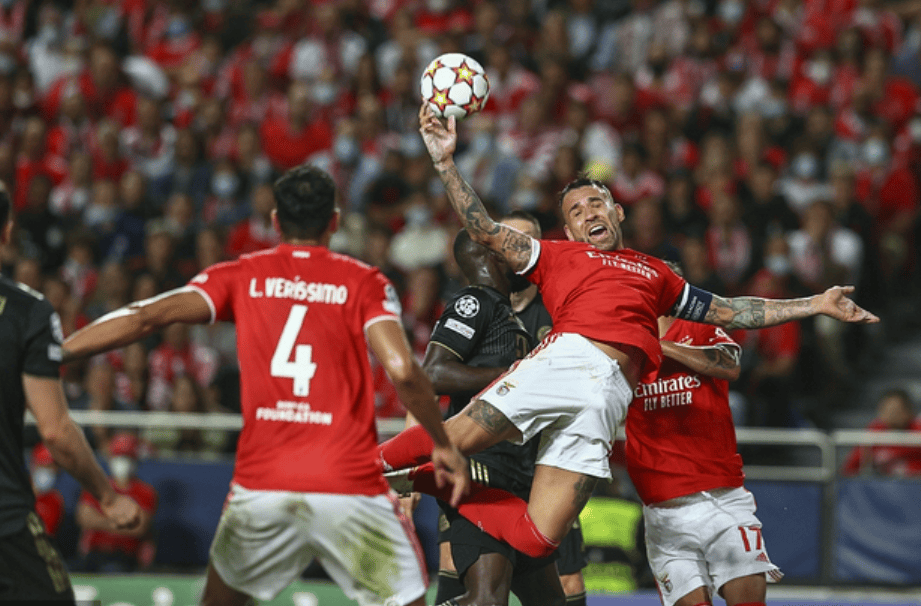 mk体育官网-加时末段突围战来临，阿贾克斯围绕葡超防线松动，引发热议，训练强度明显提升